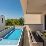 Menalo Elegance Lejlighedshotel 4*